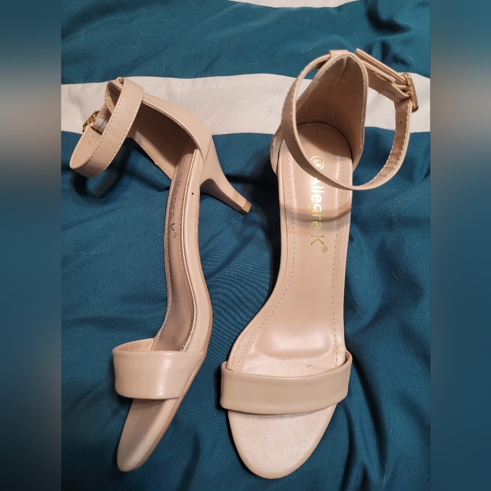 Nude kitten heel dress shoes